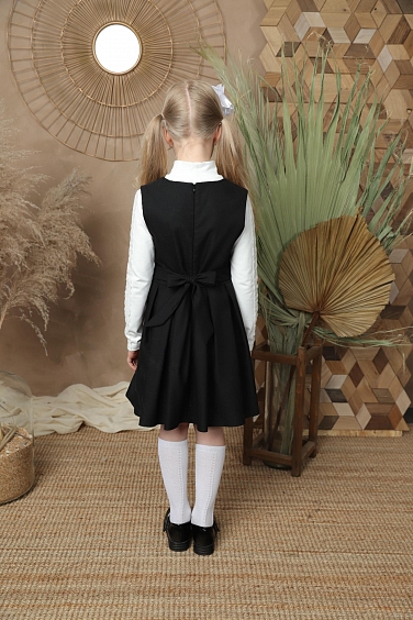 Сарафан с рюшей и бантиком,боковые карманы,складки на юбке для девочек СР-106 оптом. Фото 1