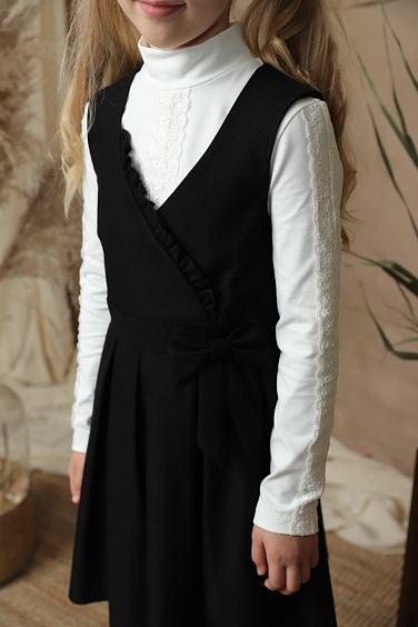 Сарафан с рюшей и бантиком,боковые карманы,складки на юбке для девочек СР-106 оптом. Фото 2